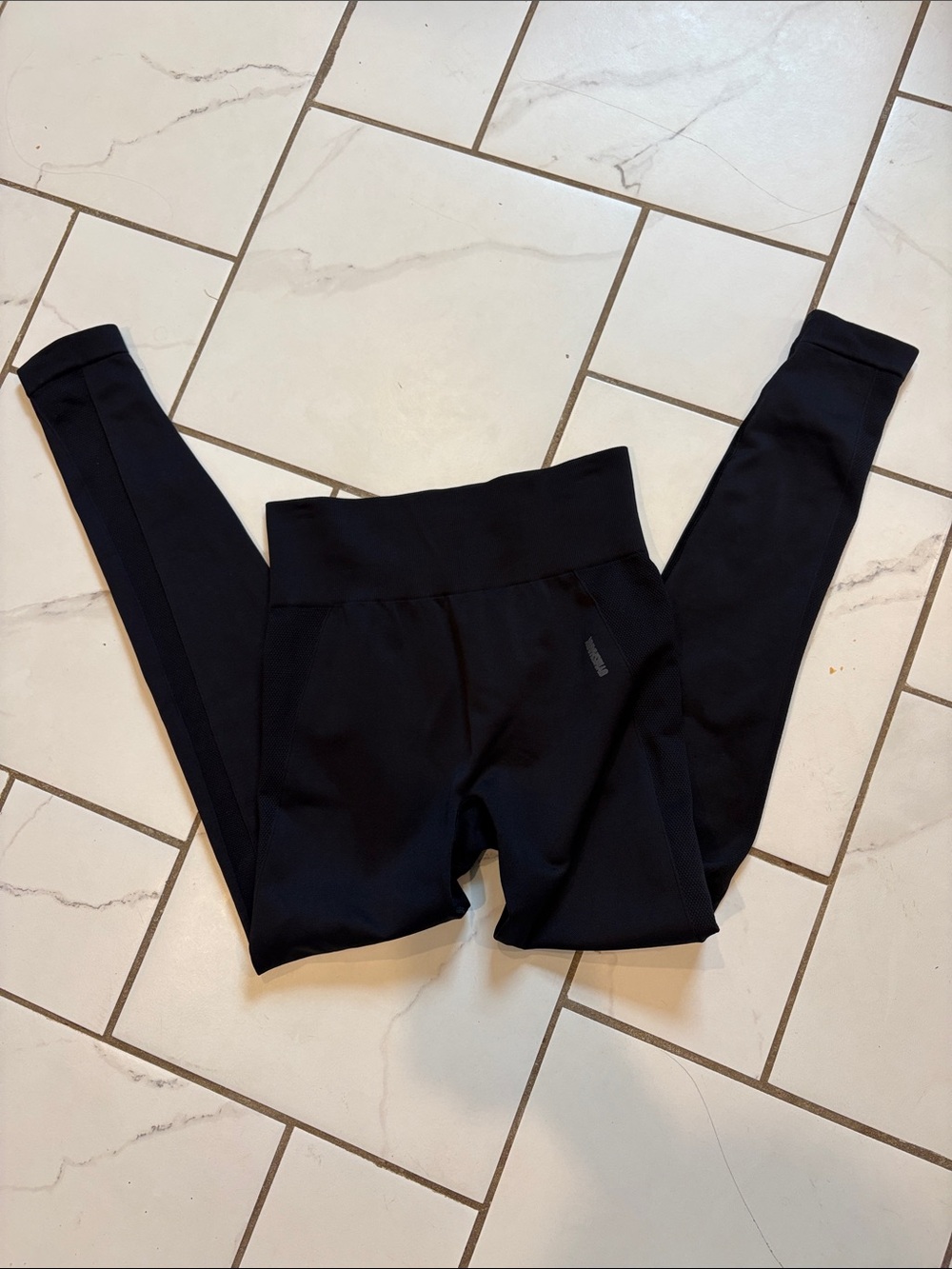 Women’s Gymshark Black Legging w/ Backside Support - Black, small